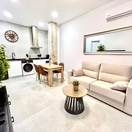 Convenient, Charming 15 Mins From Center Apartment